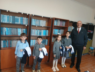 Cəbrayıl rayonunun aztəminatlı ailələrinin övladlarına Qaçqınların və Məcburi Köçkünlərin İşləri üzrə Dövlət Komitəsi tərəfindən məktəbli geyimləri və gödəkçələr hədiyyə edilib