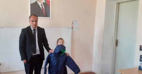 Cəbrayıl rayonunun aztəminatlı ailələrinin övladlarına Qaçqınların və Məcburi Köçkünlərin İşləri üzrə Dövlət Komitəsi tərəfindən məktəbli geyimləri və gödəkçələr hədiyyə edilib