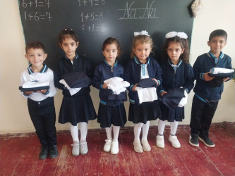 Cəbrayıl rayonunun aztəminatlı ailələrinin övladlarına Qaçqınların və Məcburi Köçkünlərin İşləri üzrə Dövlət Komitəsi tərəfindən məktəbli geyimləri və gödəkçələr hədiyyə edilib