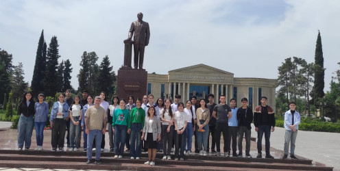 “Konstitusiya və Suverenlik İli”  çərçivəsində məktəblilər Heydər Əliyev Mərkəzinə ekskursiya ediblər