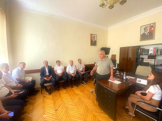 “Konstitusiya və Suverenlik İli” çərçivəsində “Dövlətçilik tariximizdə yeni mərhələ” mövzusunda dəyirmi masa keçirilib