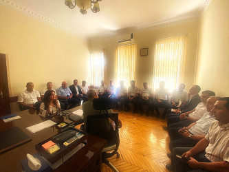 “Konstitusiya və Suverenlik İli” çərçivəsində “Dövlətçilik tariximizdə yeni mərhələ” mövzusunda dəyirmi masa keçirilib